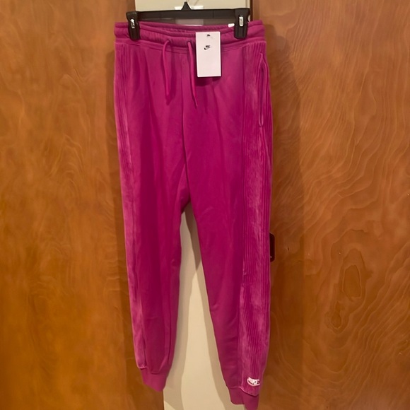 NWT! Nike women’s standard fit women’s cotton pink sweatpants. - Picture 1 of 4